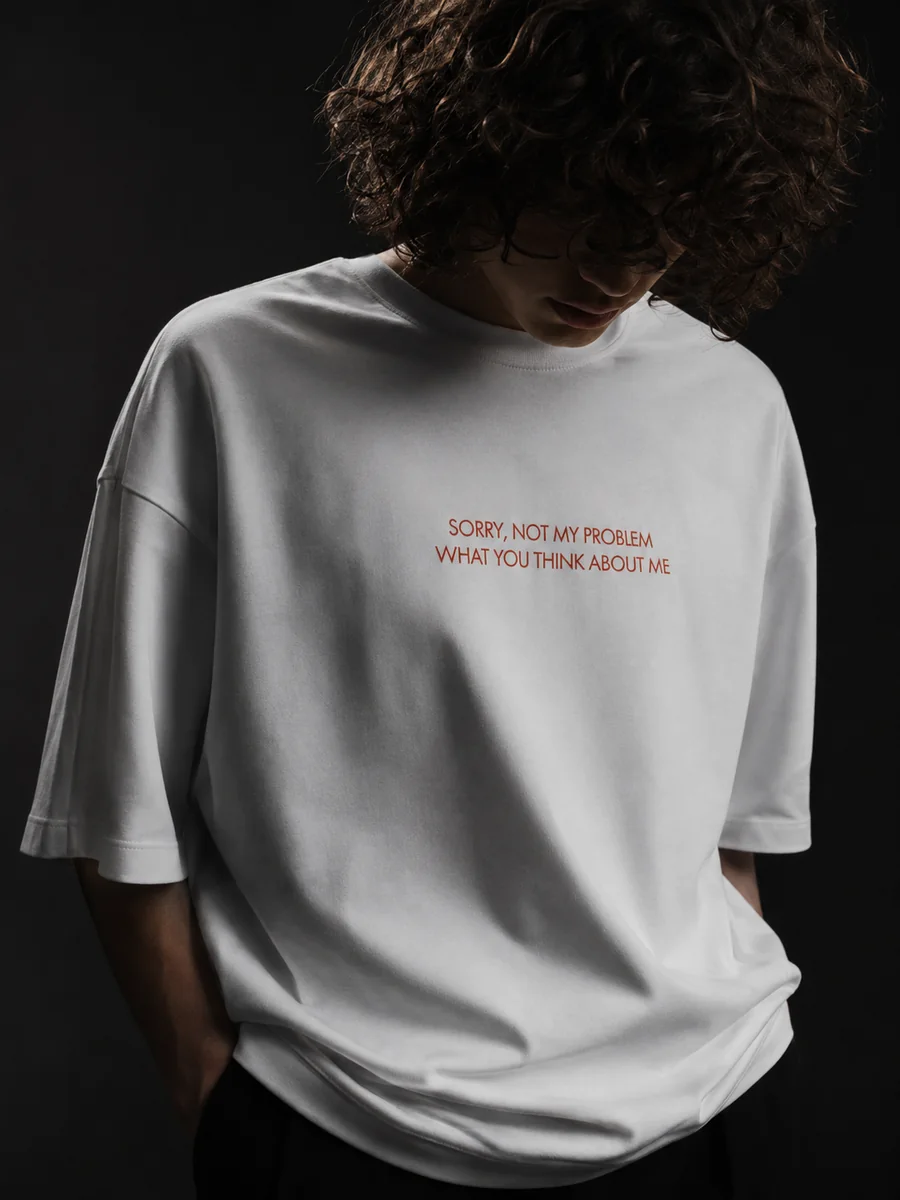 Белая oversize футболка с минималистичным принтом
